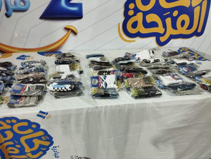 دكان الفرحه يستمر في توزيع ملابس جديدة لطلاب جامعة سوهاج مجاناً