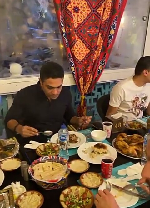 شاهد.. نجوم ١٠٠ وش في إفطار بمطعم مصطفى درويش