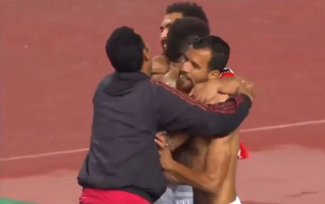 بالصور ..  فرحة عارمة بستاد برج العرب عقب تتويج الزمالك بطلا للكونفدرالية 