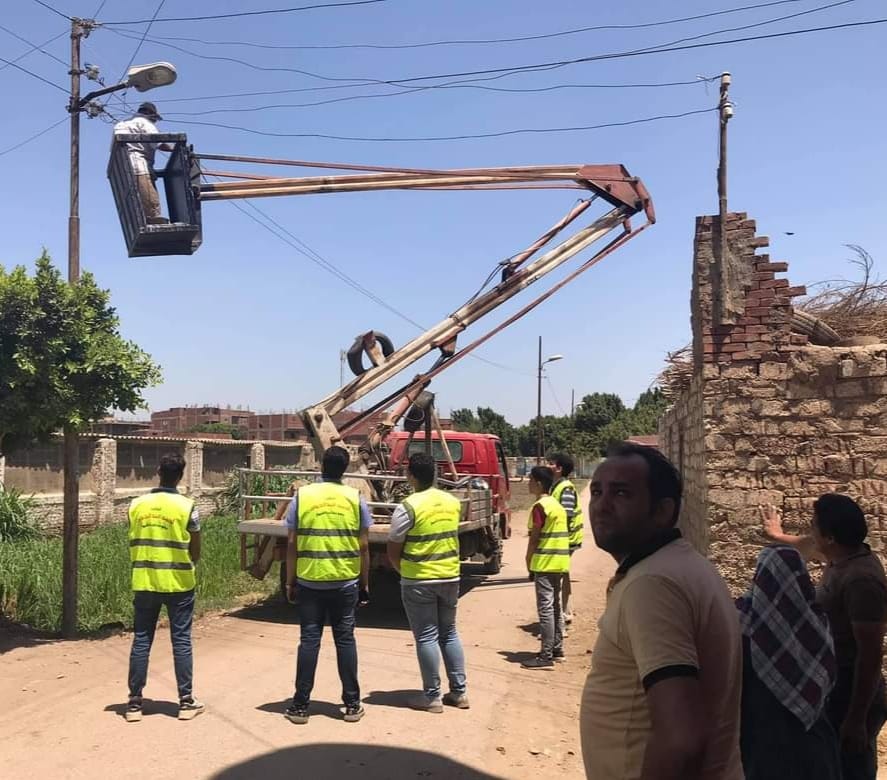 صيانة أعمدة وتركيب كشافات فى قرى مركز منيا القمح ..صور
