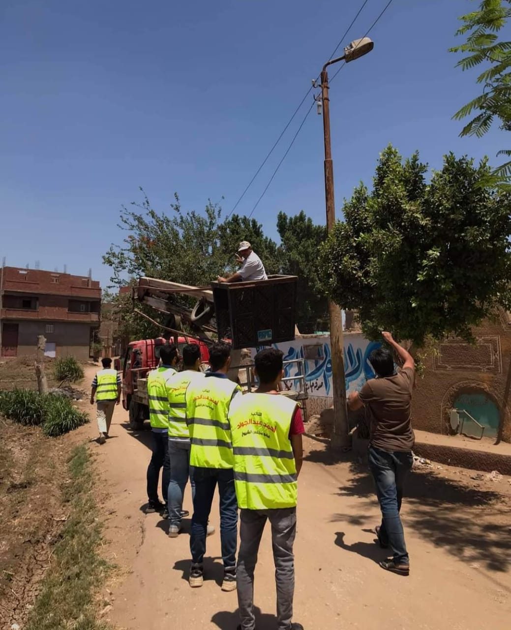 صيانة أعمدة وتركيب كشافات فى قرى مركز منيا القمح ..صور