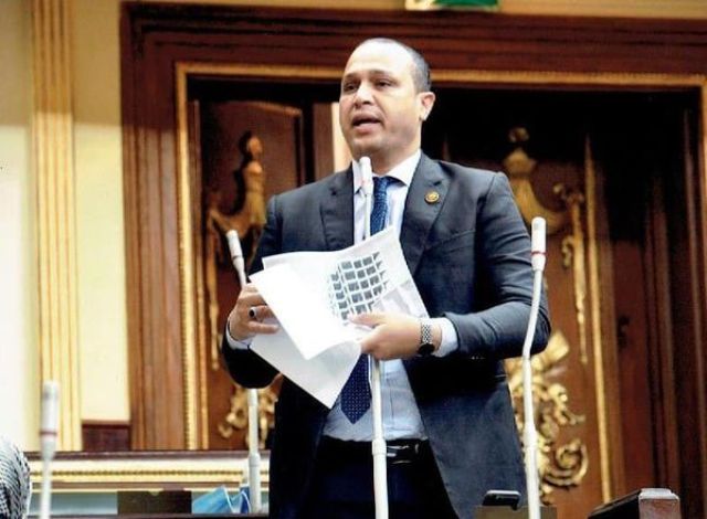 النائب محمد طلبة ينهي أزمة مشروع إسكان الشباب بالإسماعيلية..صور