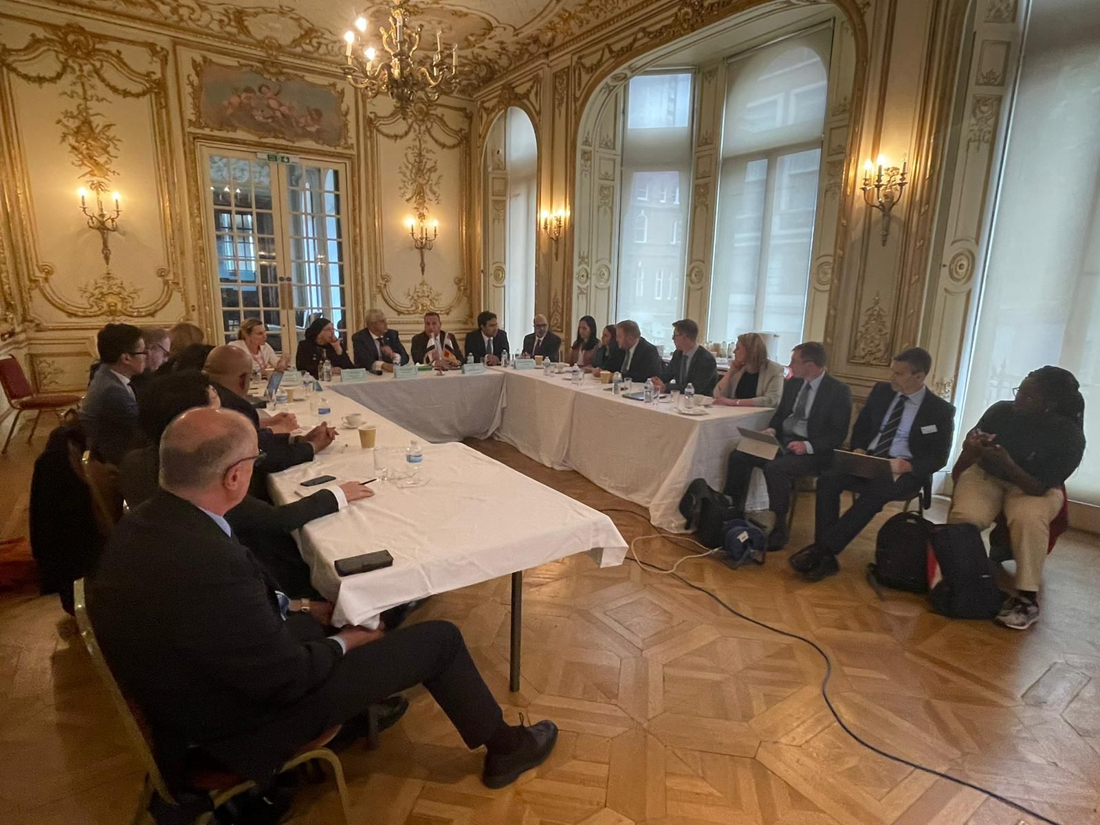 وزير التعليم العالي يستعرض تقريراً حول بحث سبل التعاون مع ممثلي الجامعات البريطانية