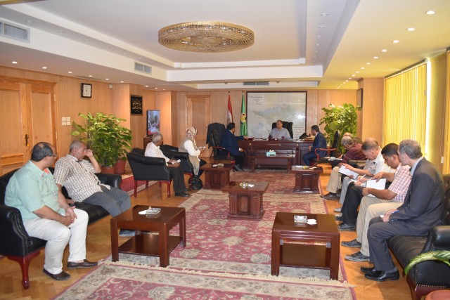 محافظ الفيوم يعقد اجتماعاً تنسيقياً وممثلي صندوق تحيا مصر 