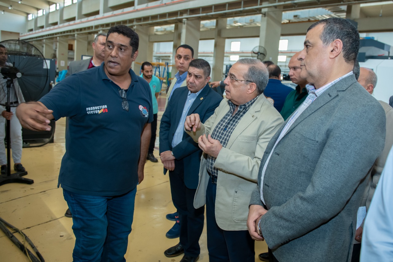 وزير الدولة للإنتاج الحربى يتفقد شركتي أبو زعبل للصناعات المتخصصة وأبو زعبل للكيماويات 