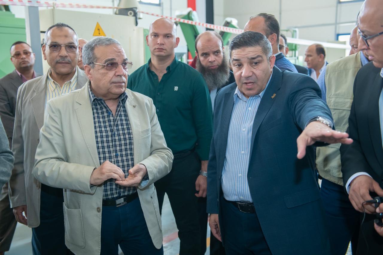 وزير الدولة للإنتاج الحربى يتفقد شركتي أبو زعبل للصناعات المتخصصة وأبو زعبل للكيماويات 