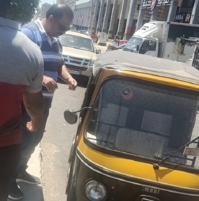 جهاز دمياط الجديد يشن حملة على التكاتك والنباشين والمحلات المخالفة.. بالصور