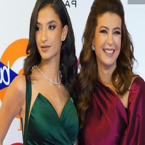 منال سلامة وابنتها أميرة أديب 