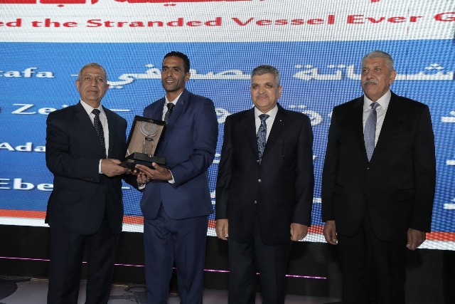 الفريق أسامة ربيع يحصل على جائزة شخصية العام في قطاع النقل البحري