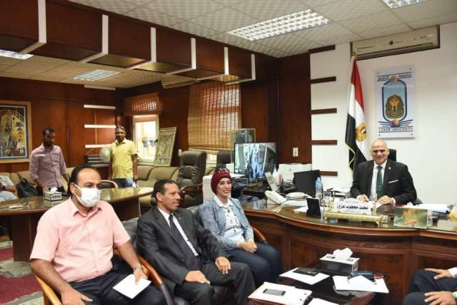 رئيس جامعة الأقصر يترأس اجتماع مجلس إدارة مركز تنمية قدرات أعضاء هيئة التدريس والقيادات