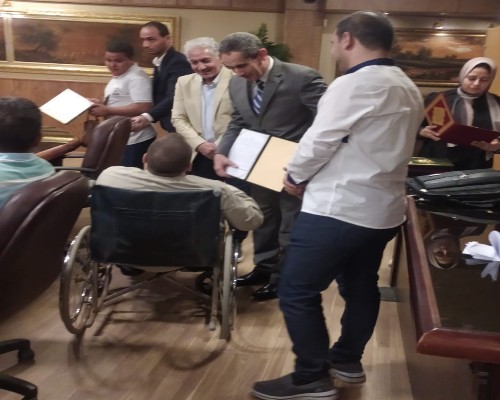 وزارة العمل : تسليم عقود عمل لذوى همم بمحافظة الغربية   