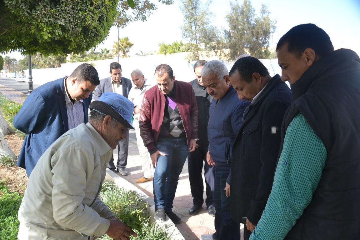 محافظ السوس : ازالة الإشغالات والإعلانات والاكشاك المخالفة .. والزام المحال بعدم استغلال الأرصفة 