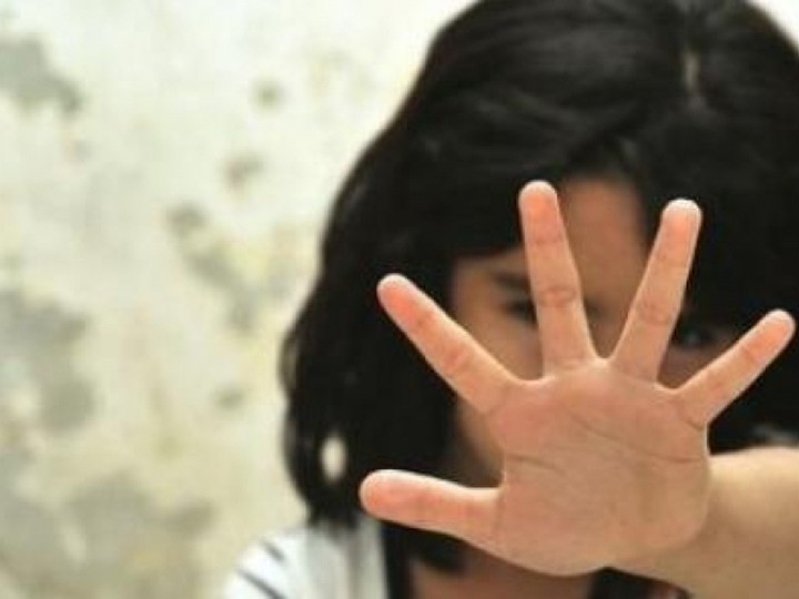 أب يعاشر ابنته