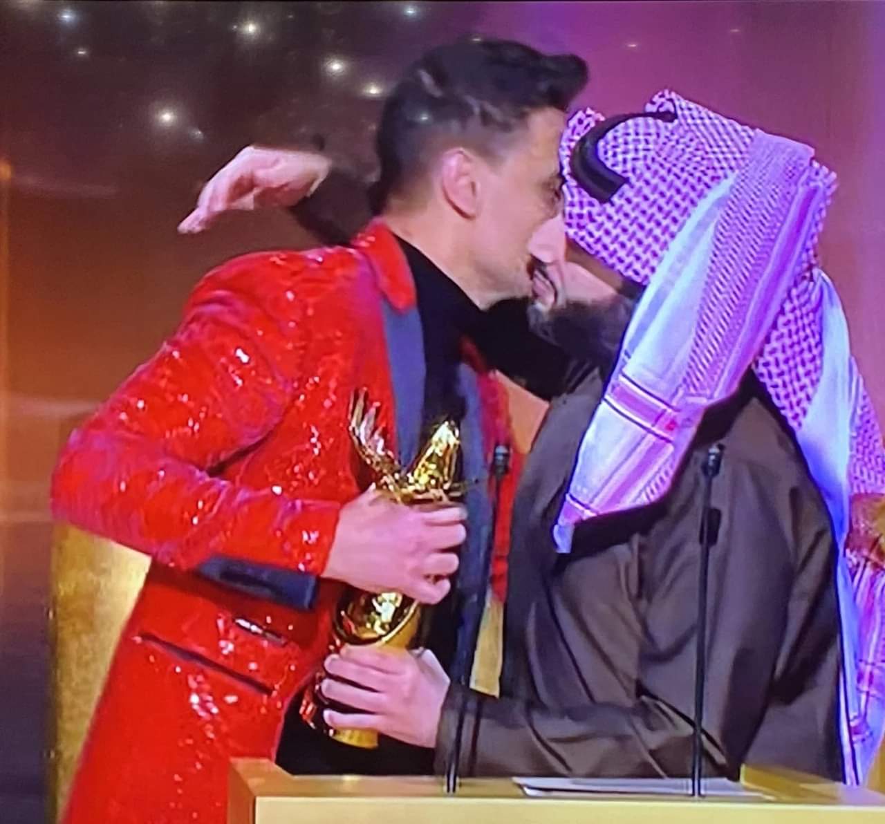 شاهد.. رامز جلال يسجد بعد تسلمه جائزة Joy Award