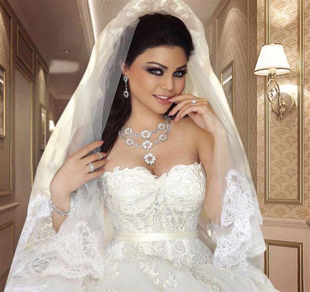 هيفاء وهبى بفستان الزفاف تشعل السوشيال ميديا.. صور