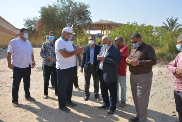 محافظ الوادي الجديد يتفقد أعمال تطوير حديقة السلام بالخارجة.صور