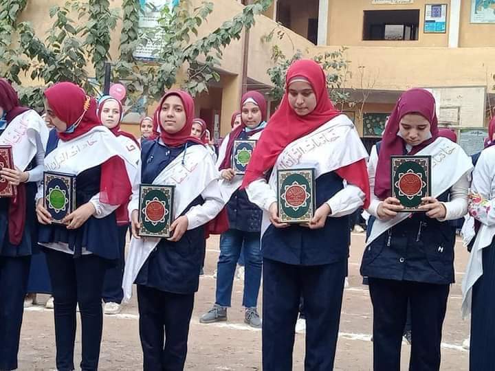 تكريم ٥٦ طالبة من المتفوقات وحافظات القرآن الكريم بمدرسة مشتهر الاعدادية