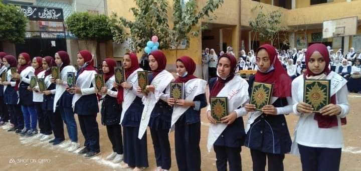  تكريم ٥٦ طالبة من المتفوقات وحافظات القرآن الكريم بمدرسة مشتهر الاعدادية