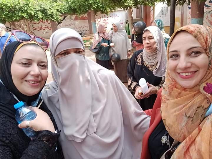  تكريم ٥٦ طالبة من المتفوقات وحافظات القرآن الكريم بمدرسة مشتهر الاعدادية