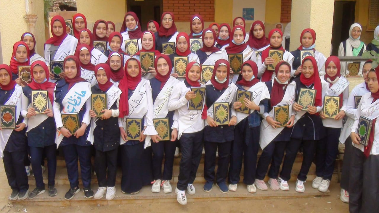  تكريم ٥٦ طالبة من المتفوقات وحافظات القرآن الكريم بمدرسة مشتهر الاعدادية