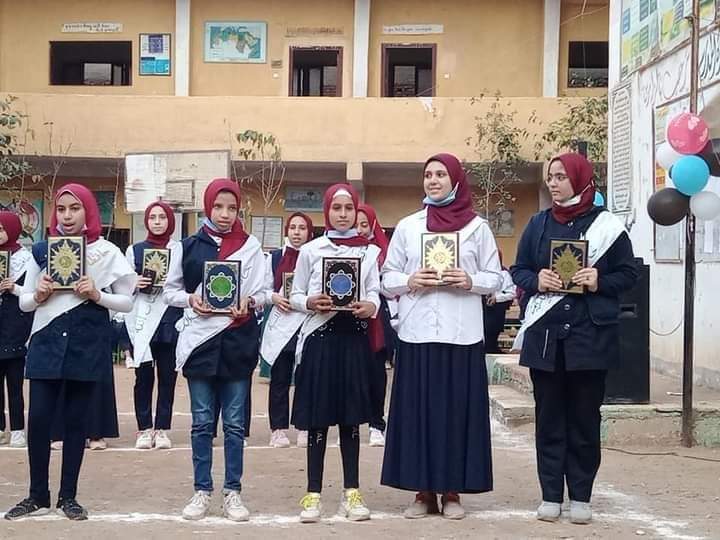  تكريم ٥٦ طالبة من المتفوقات وحافظات القرآن الكريم بمدرسة مشتهر الاعدادية