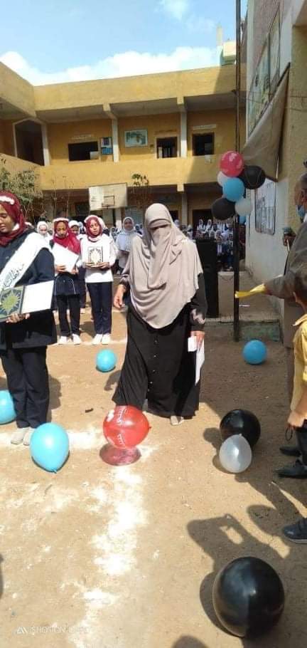  تكريم ٥٦ طالبة من المتفوقات وحافظات القرآن الكريم بمدرسة مشتهر الاعدادية