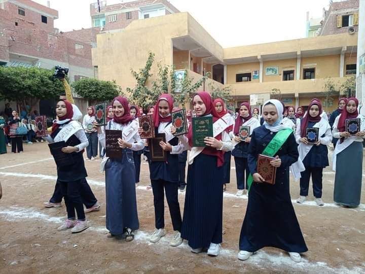  تكريم ٥٦ طالبة من المتفوقات وحافظات القرآن الكريم بمدرسة مشتهر الاعدادية