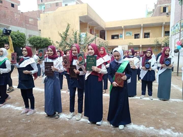  تكريم ٥٦ طالبة من المتفوقات وحافظات القرآن الكريم بمدرسة مشتهر الاعدادية