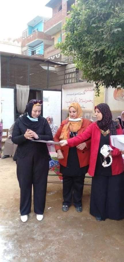  تكريم ٥٦ طالبة من المتفوقات وحافظات القرآن الكريم بمدرسة مشتهر الاعدادية