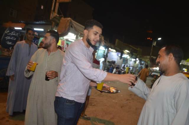 أقباط إسنا بالأقصر يوزعون العصائر إحتفالا  بالمولد النبوى الشريف