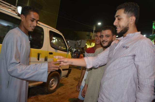 أقباط إسنا بالأقصر يوزعون العصائر إحتفالا  بالمولد النبوى الشريف