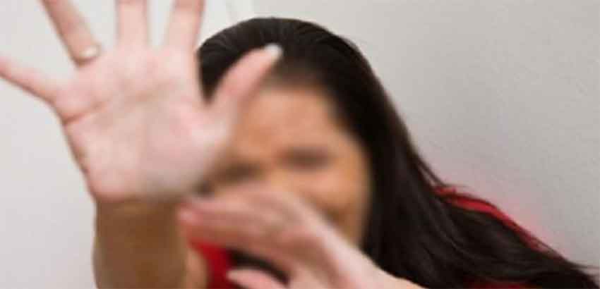 يعاكس الفتيات امامها .. وترفع دعوي طلاق على افعاله المخلة