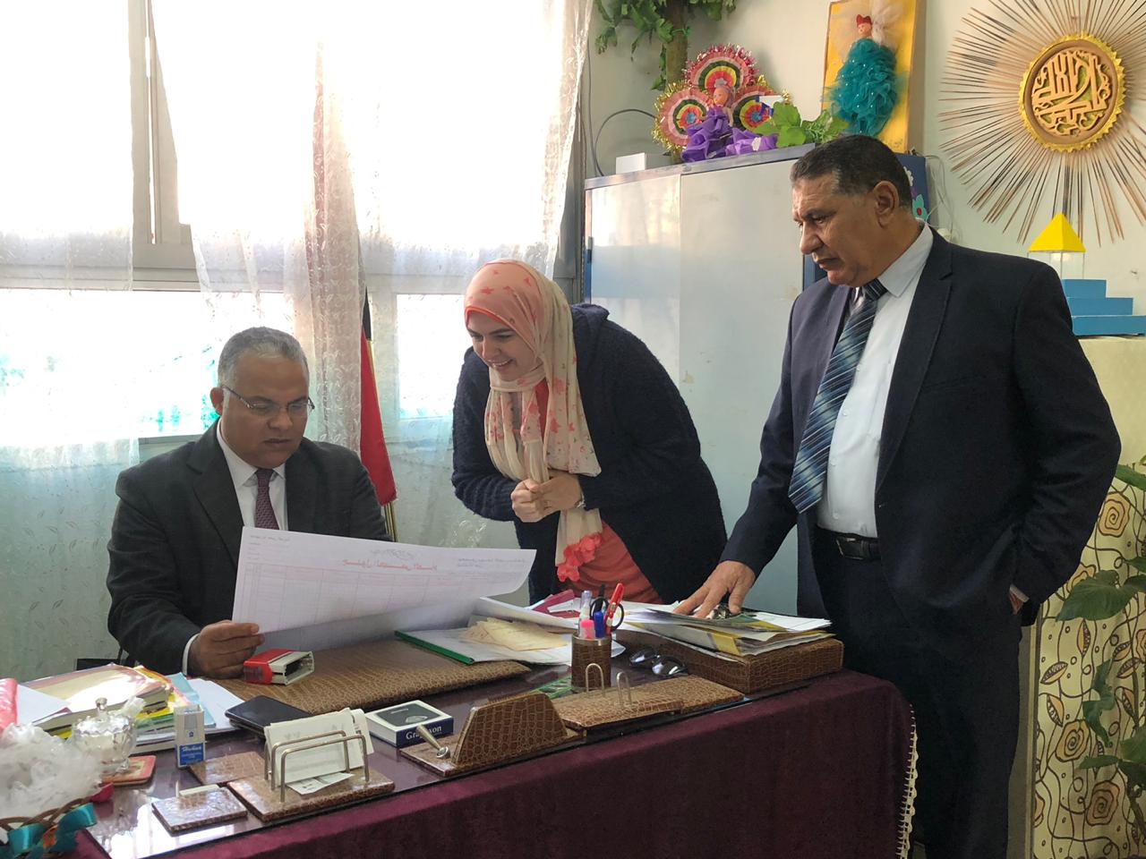 مدير تعليم الإسماعيلية يشيد بإدارة مدرسة محمد عزت عادل للتعليم الأساسي ..صور