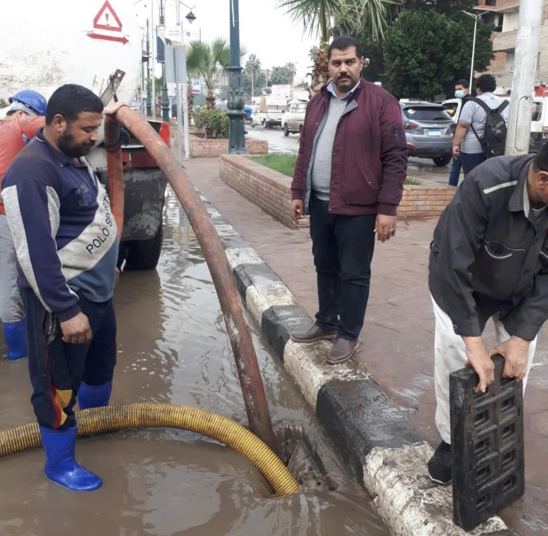 شفط تجمعات مياه الامطار من شوارع حى ثان طنطا-صور