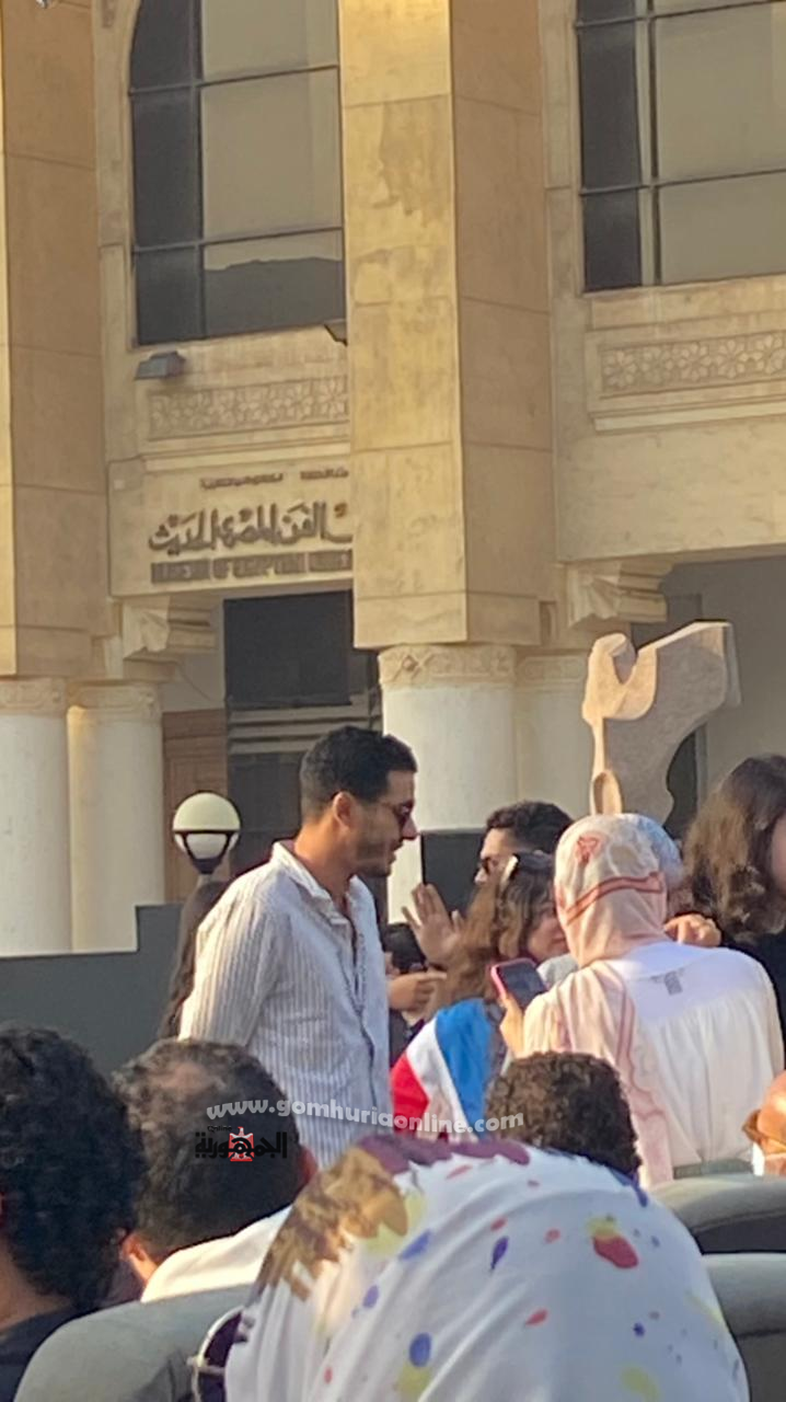 تجمهر الجمهور لالتقاط الصور التذكارية مع الفنان محمد يسري بندوة بيتر ميمي