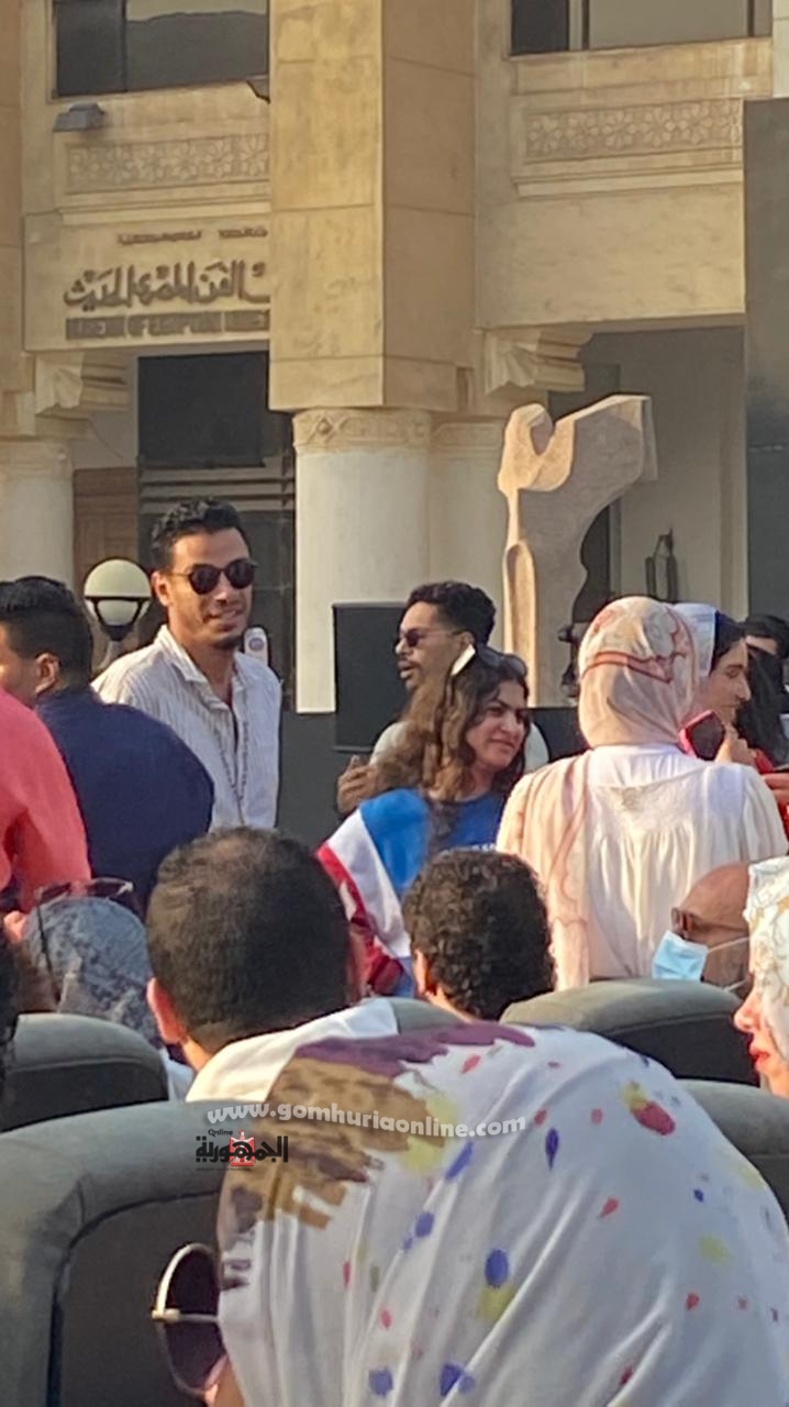 تجمهر الجمهور لالتقاط الصور التذكارية مع الفنان محمد يسري بندوة بيتر ميمي