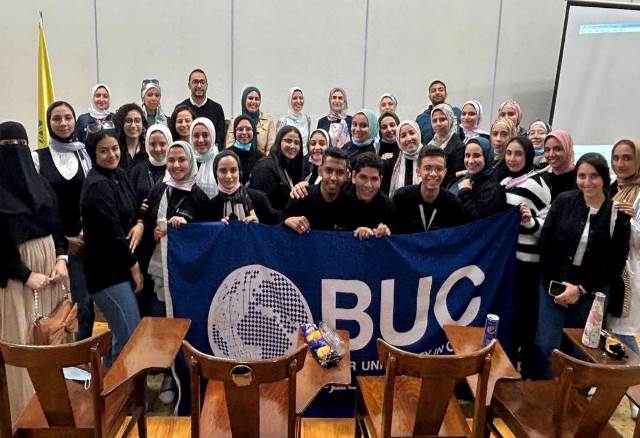 كلية صيدلة جامعة بدر تنظم تدريب لطلابها فى أكبر مصانع الأدوية.. صور