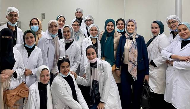 كلية صيدلة جامعة بدر تنظم تدريب لطلابها فى أكبر مصانع الأدوية.. صور