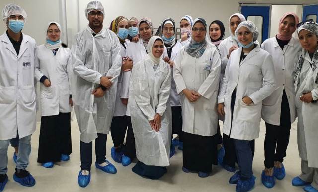 كلية صيدلة جامعة بدر تنظم تدريب لطلابها فى أكبر مصانع الأدوية.. صور
