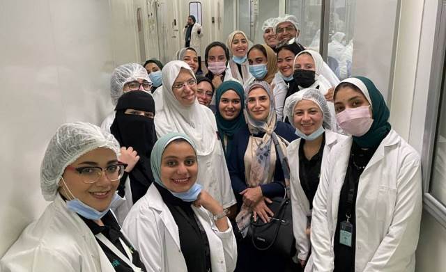كلية صيدلة جامعة بدر تنظم تدريب لطلابها فى أكبر مصانع الأدوية.. صور
