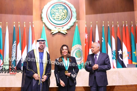 وزيرة التنمية المحلية تتسلم جائزة التميز من الأمين العام للجامعة العربية ووزير شؤون مجلس الوزراء بالإمارات 