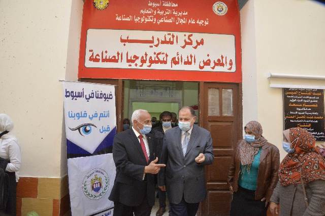 محافظ أسيوط يفتتح مركز التدريب والمعرض الدائم لتكنولوجيا الصناعة بمدرسة طه حنفى
