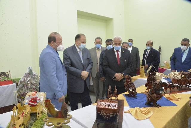 محافظ أسيوط يفتتح مركز التدريب والمعرض الدائم لتكنولوجيا الصناعة بمدرسة طه حنفى