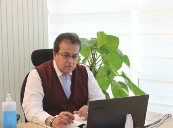 من الاجتماع عبر الفيديوكونفرانس 