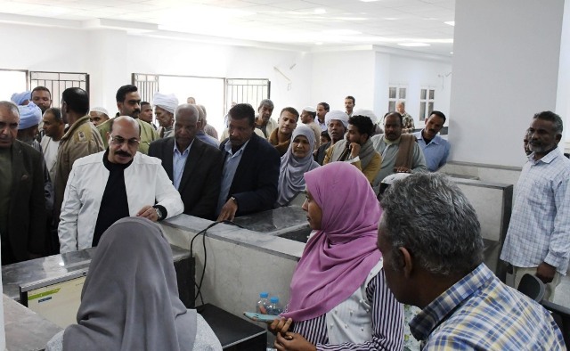 محافظ أسوان يتابع ميدانياً مشروعات حياة كريمة بإجمالى 517 مشروع 