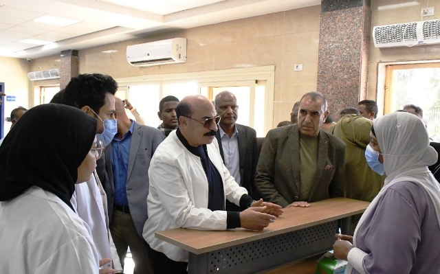 محافظ أسوان يتابع ميدانياً مشروعات حياة كريمة بإجمالى 517 مشروع 