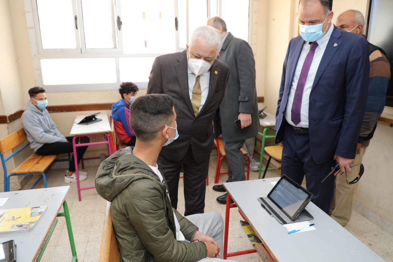 وزير التعليم يتفقد سير العملية الامتحانية