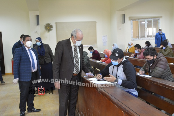 رئيس جامعة الفيوم يتابع امتحانات الفصل الدراسي الأول