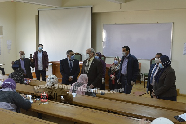 رئيس جامعة الفيوم يتابع امتحانات الفصل الدراسي الأول