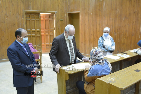رئيس جامعة الفيوم يتابع امتحانات الفصل الدراسي الأول